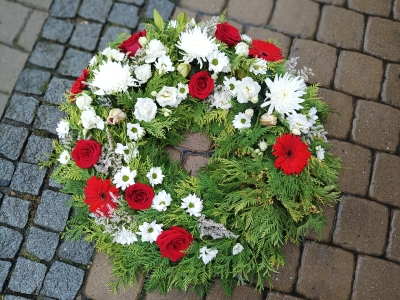 Smuteční věnec z živých květů